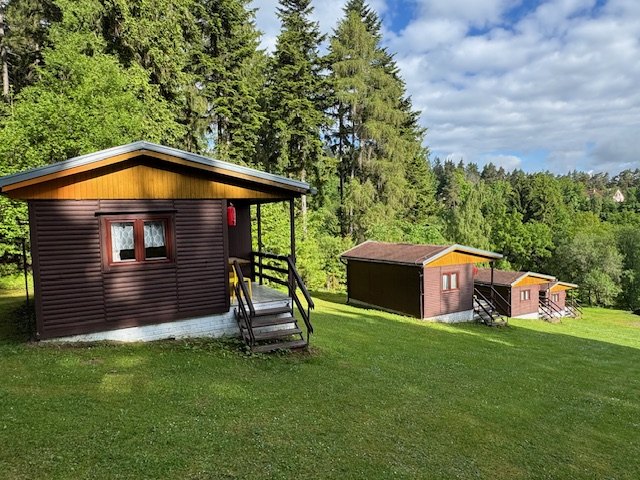 Exteriér velké moderní chaty v kempu Šimanov