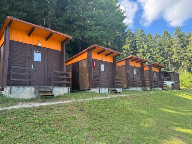 Exteriér malé retro chatky v kempu Šimanov