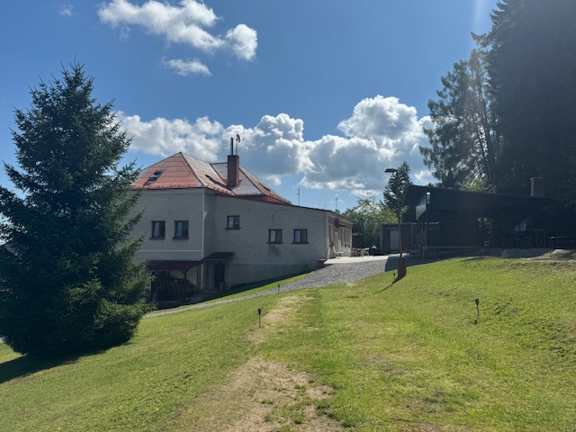 Hlavní budova kempu Šimanov s jídelnou a venkovní terasou.